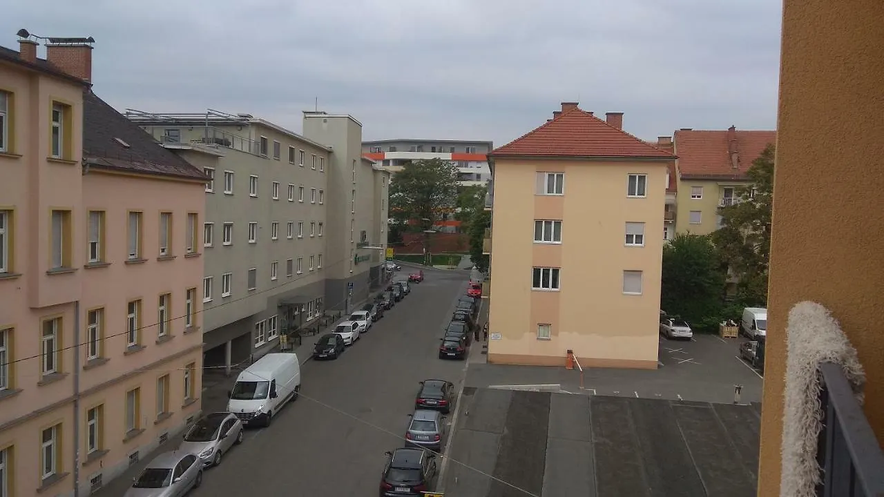 Schones Und Sonniges Balkonzimmer Graz Homestay